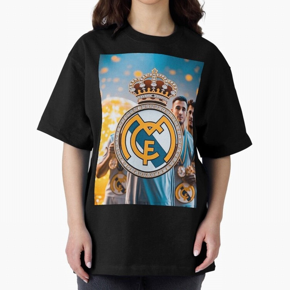 El Medall¨®n Del Real Madrid Oversized T-Shirt Celebrate Rivalries and Pride in the FIFA World Cup 2026 USA Canada Mexico Journey through CR7 and Messi Highlights, England and Germany Pride, Retro Football Energy, Iconic Rivalries, Trophy Chase