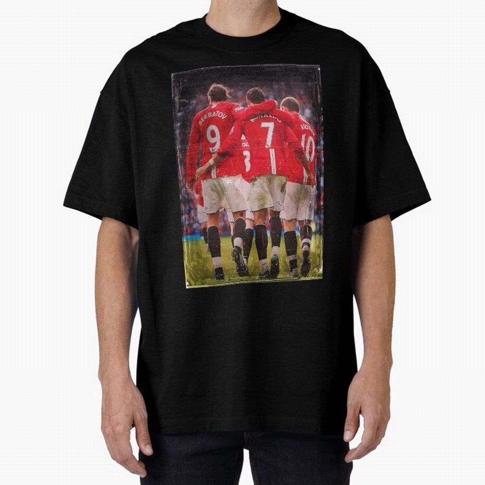 Ronaldo Berbatov Rooney Oversized T-Shirt Discover Match Day Hype around FIFA World Cup 2026, Messi, CR7 and Mbappe, Argentina and Brazil, Retro Football Energy, Iconic Rivalries, Trophy Chase Drama and Stadium Atmosphere; Ideal for Passionate Fans