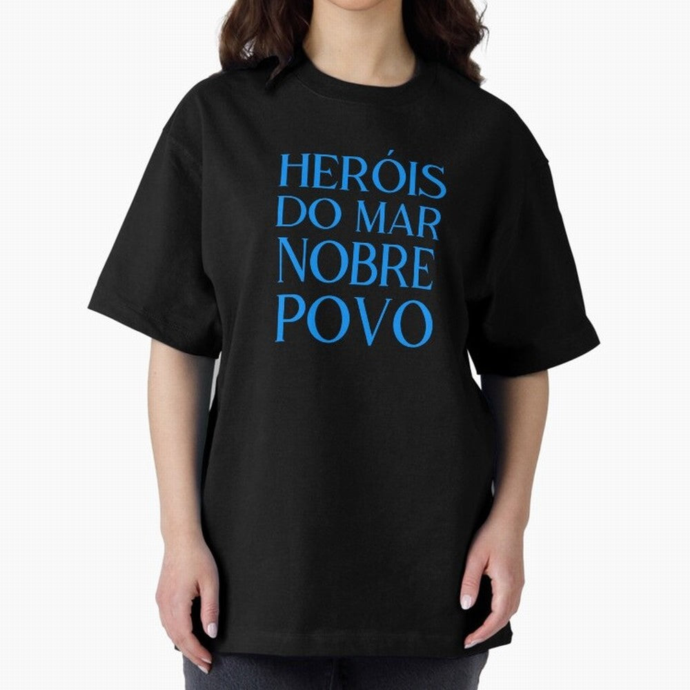 Her¨®is do Mar Nobre Povo blue 2 Oversized T-Shirt Show Your Stadium Side during Match Day Hype around FIFA World Cup 2026, Messi and Cristiano Ronaldo, Argentina, Football History, Final Match Energy, Crowd Noise and Once in a Lifetime Moments;