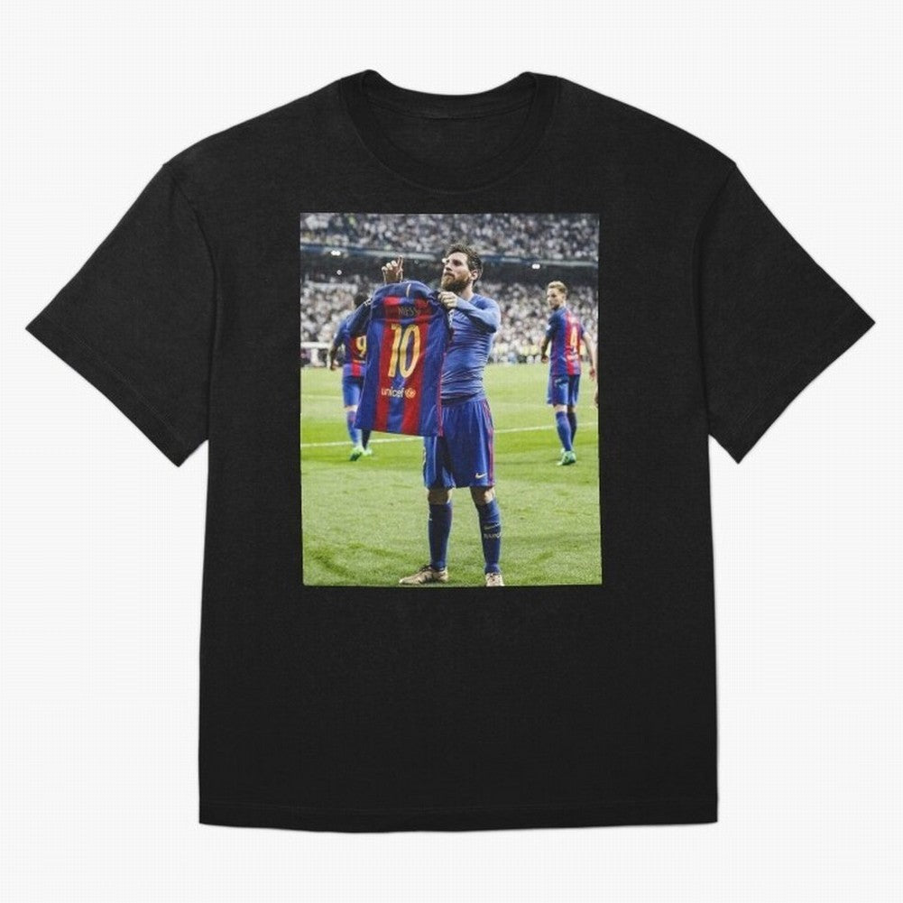 Lional Messi Poster Design Oversized T-Shirt Feel the Trophy Chase of FIFA World Cup 2026 for Fans of Messi and Argentina, France and Brazil, Bringing Sports Nostalgia, International Competition, Famous Players and Unforgettable Victories; Ideal