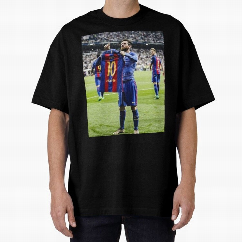 Lional Messi Poster Design Oversized T-Shirt Feel the Trophy Chase of FIFA World Cup 2026 for Fans of Messi and Argentina, France and Brazil, Bringing Sports Nostalgia, International Competition, Famous Players and Unforgettable Victories; Ideal